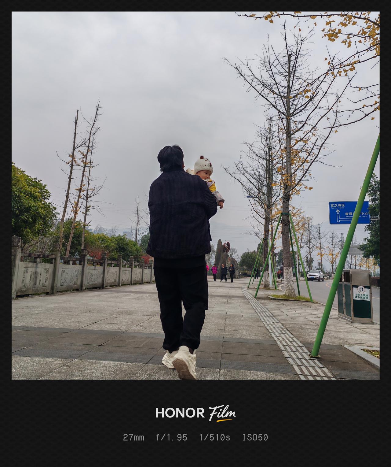 漫步在秋日的街道，享受亲子时光的温馨。