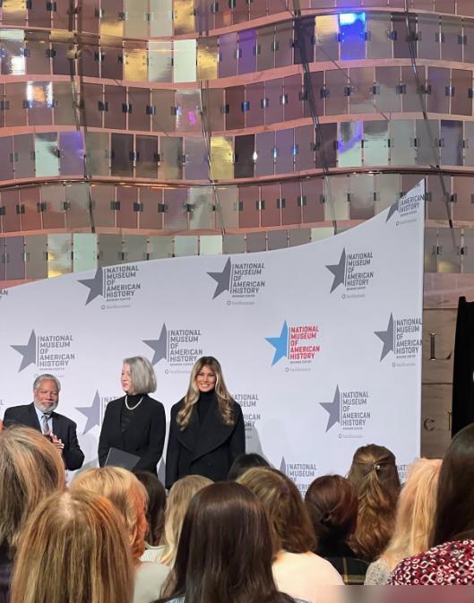 你还在骂梅拉尼亚冷漠摆脸？
那是你没看懂T台皇后刻进骨头的专业！
当年捐白宫礼服