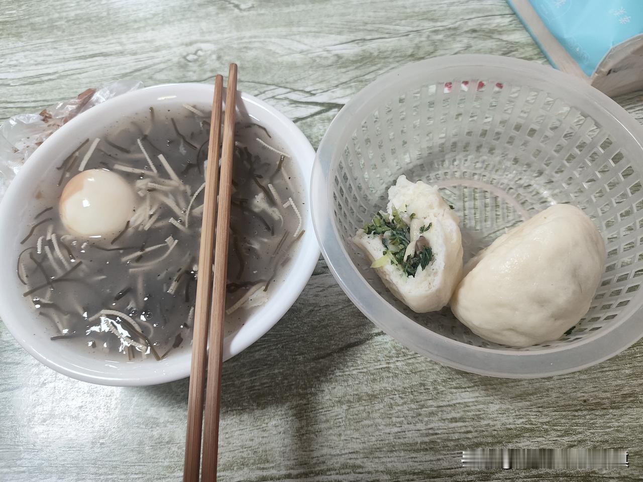 大家猜一猜，一碗拉胡汤，两个大包子，一个茶叶蛋，要是在上海多少钱?[呲牙][呲牙