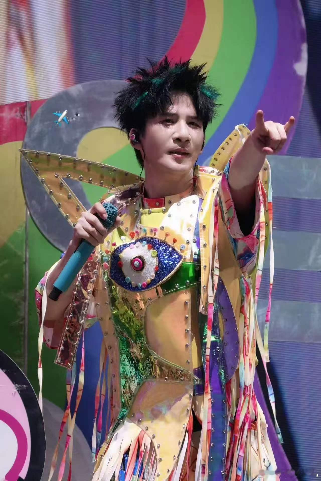大张伟演唱会牛来buff叠满大张伟现场全是牛来细节 黄色演出服也太显眼了，人群中