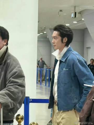 于适素颜时装周出发图 于适素颜现身巴黎时装周出发图，这表现力真的太绝了！没有华丽