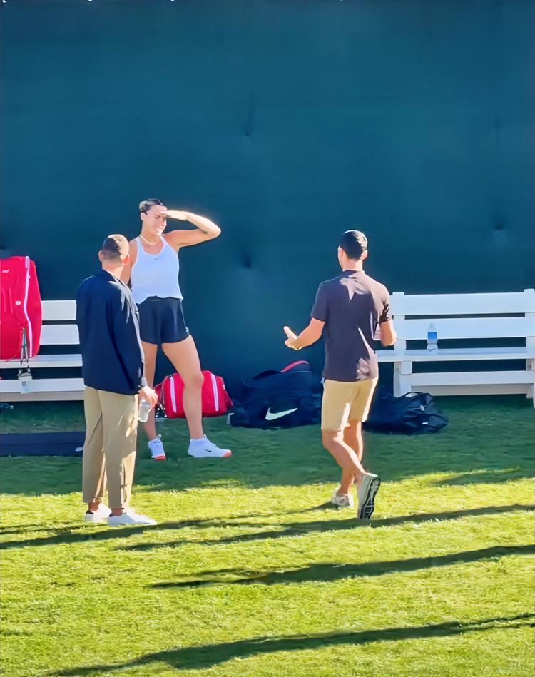 德约科维奇：啥东西这么闪？闪到都影响到我训练了[抠鼻]，我去看看…哎呀，我还以为