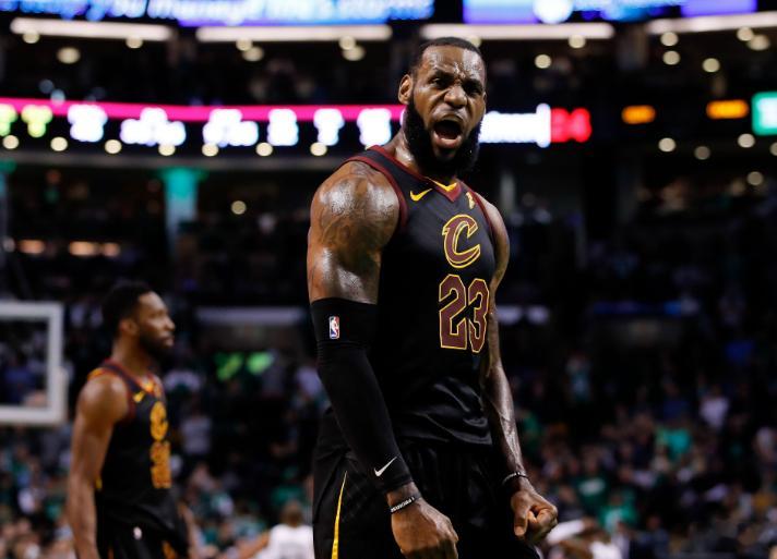 今日，NBA记者Brett Siegel点评了詹姆斯的潜在下家。一位球迷发推提问