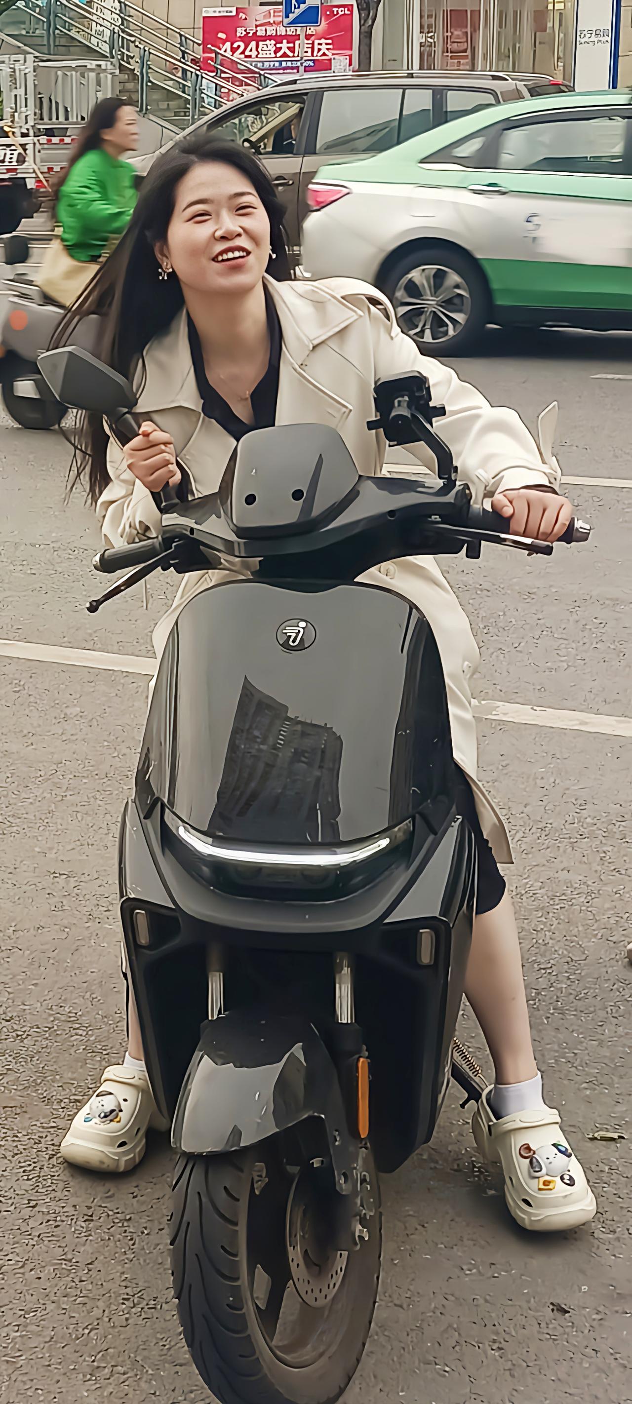 买凤梨的小妹儿分享一下你随手拍下的照片 街拍美女