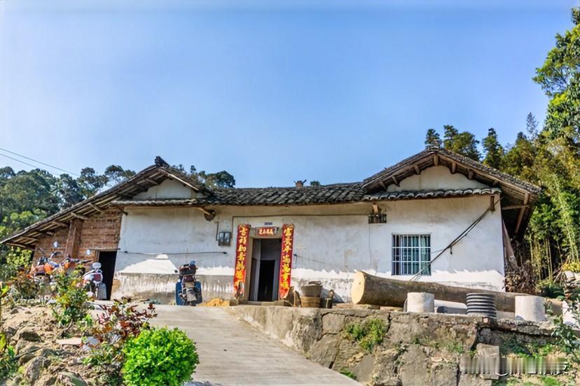 农村真的成了空壳！

农二代，农三代，都居住在城里，村里的房子，一年住不几次，顶