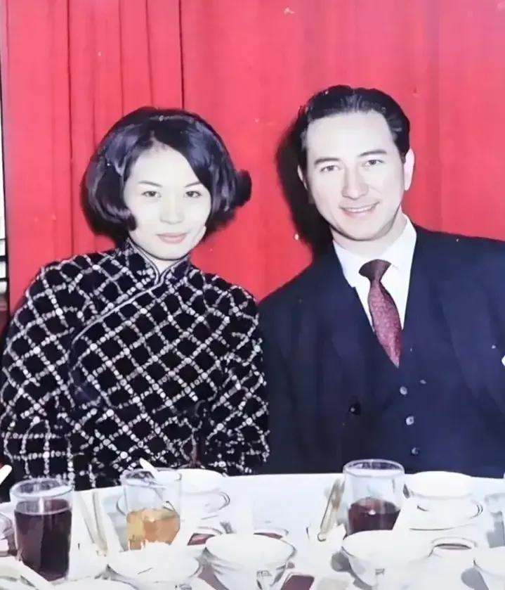 何鸿燊的二房太太蓝琼缨，14岁嫁给何鸿燊做小妾，坐拥1000亿家产。
年轻时的蓝