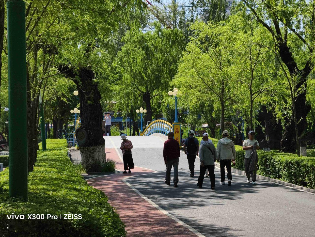 今天天气，早上阴天，白天中雨，气温16度至23度，东北风2级，空气质量优。

适
