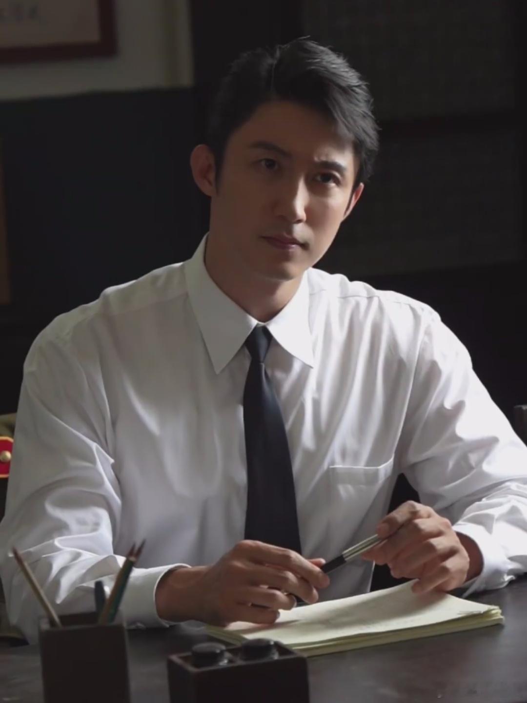 黄景瑜从文弱书生切回钮祜禄大号 同一演员演出截然不同的人物阶段，前期文弱书生的懵