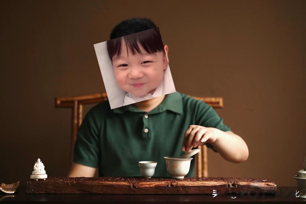 小叶紫檀老雕花板｜干泡台

不是新做的“精致”，
而是旧物留下来的气息。

百年