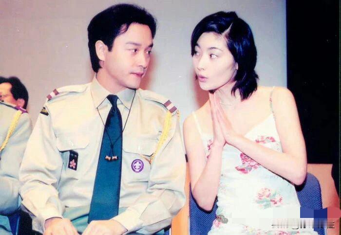 老照片欣赏：  发布会上的张国荣和常盘贵子！

1999年3月30日，张国荣和常