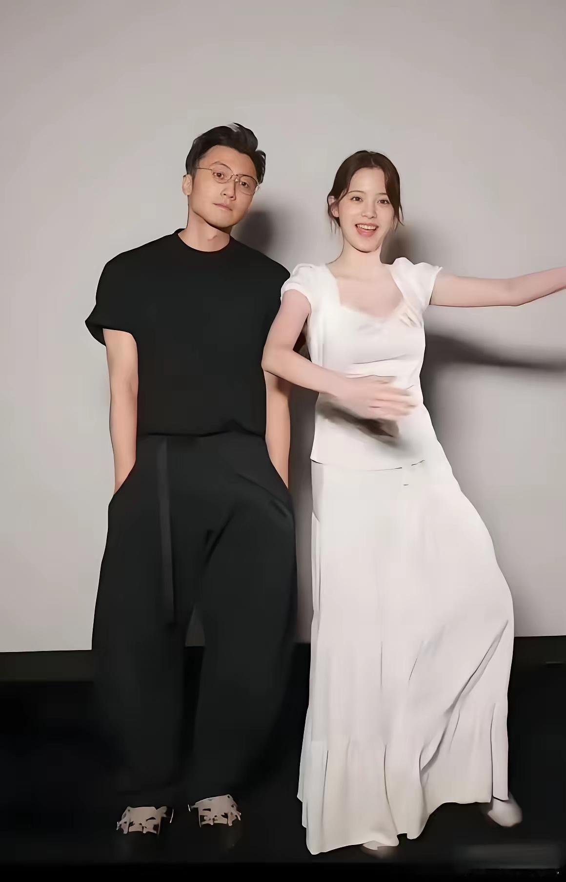 欧阳娜娜长得再好看，在谢霆锋面前也就是个小丫头片子，怎么可能会对她有感觉呢？