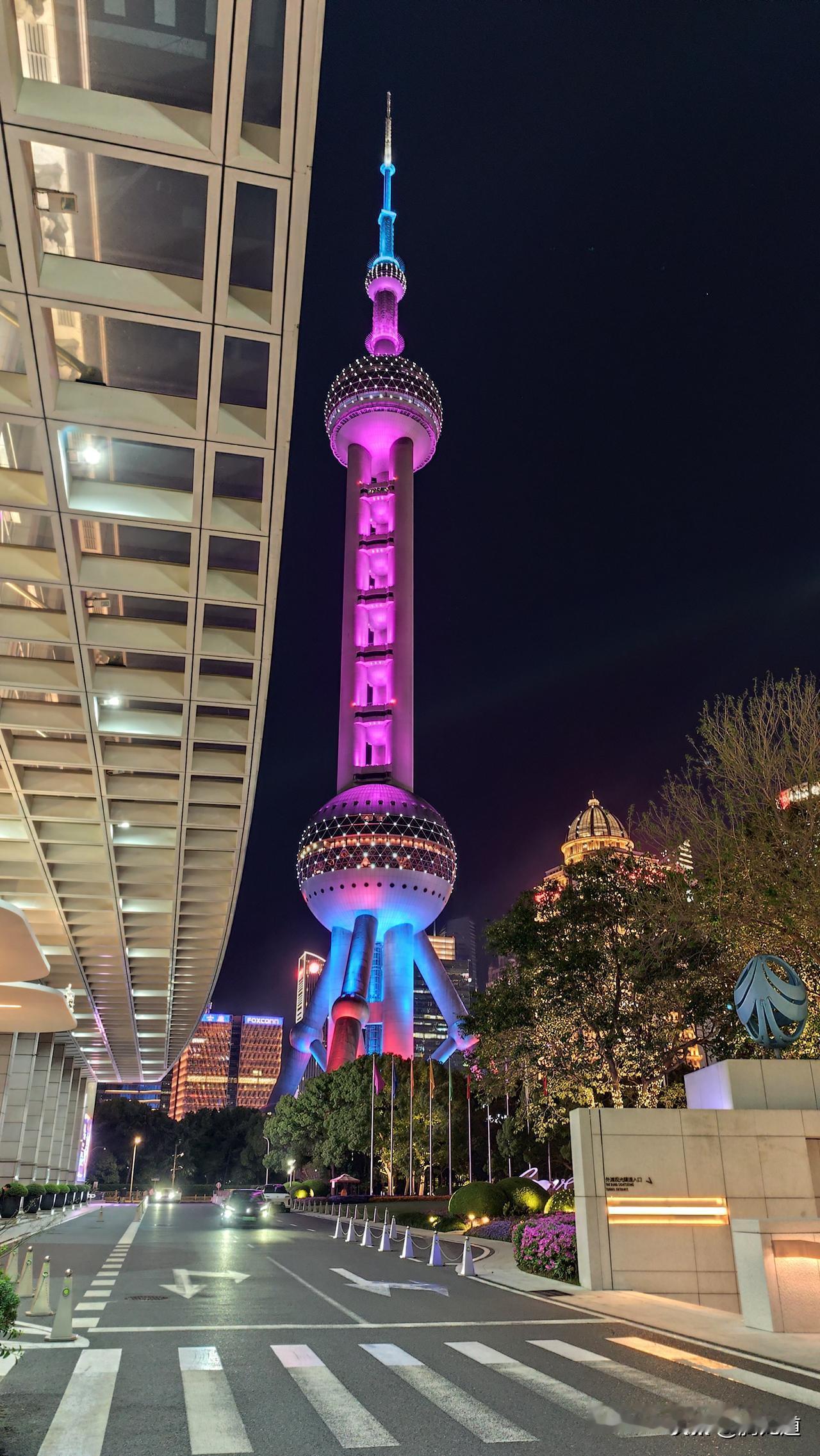 真心话茶局夜晚的上海浦东陆家嘴东方明珠浑身散发着五彩霓虹，给漆黑夜晚带来亮丽的色