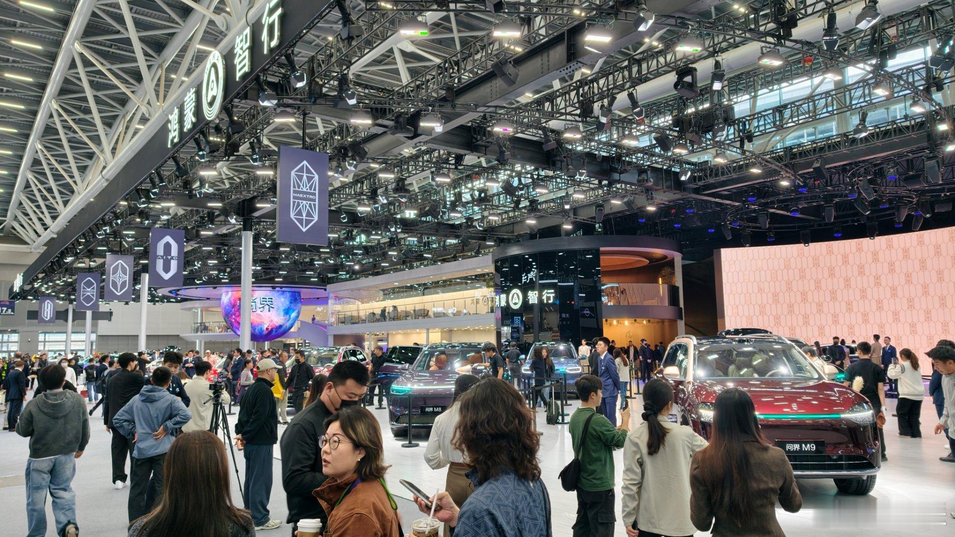 第一时间来鸿蒙智行展台看看我的车门，是不是一个比一个帅 