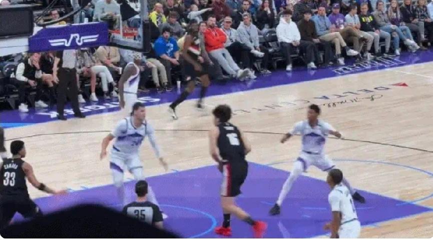 爵士篮下真敢给杨瀚森机会，他面对封盖上篮得分，下半场打多久被期待

开拓者今天迎