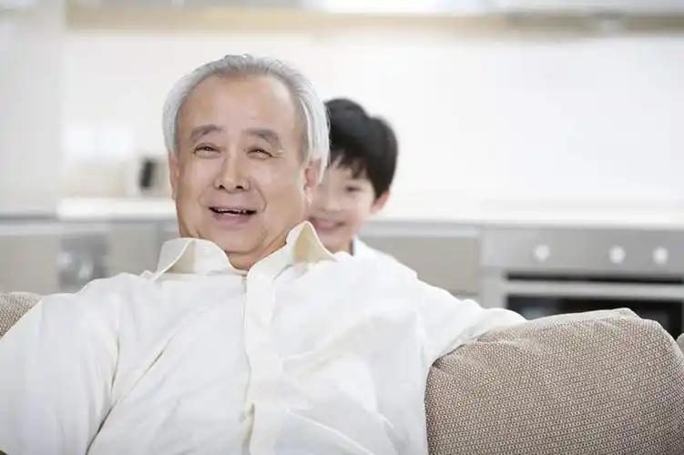 2026年七月，养老金年度调整通知依旧没有官宣，不少刚办完退休的新人，第一次看到