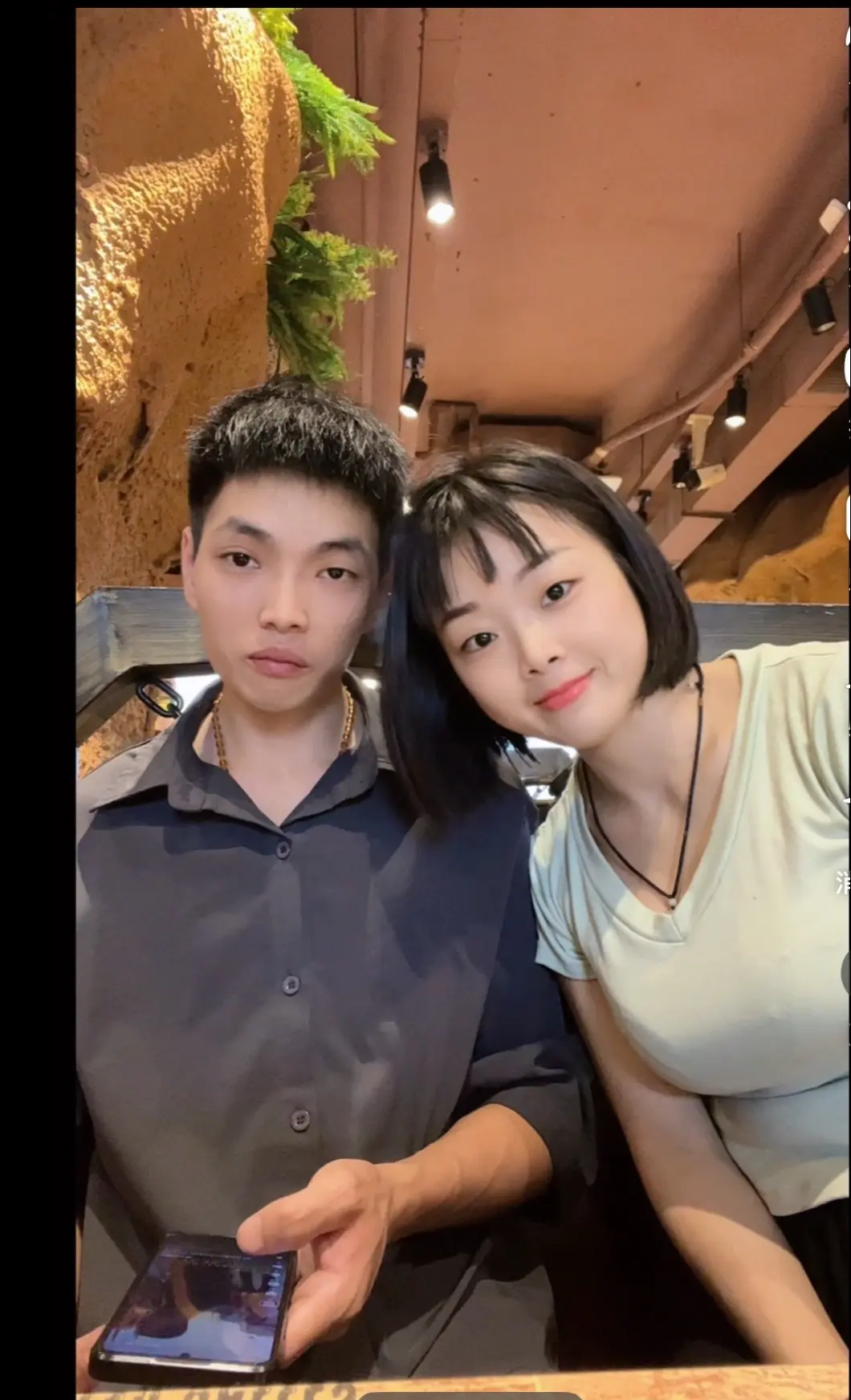 好遗憾，妈妈离婚，爸爸又去另外一个世界，我们一家4口都没有像样的全家照...