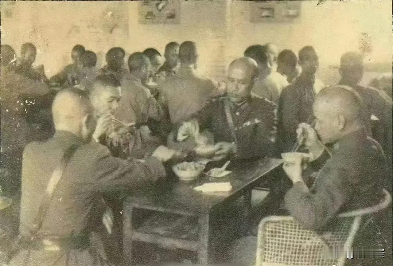 1942年，日寇轰炸重庆时，蒋介石、白崇禧、罗卓英躲防空洞里，同桌吃席，还给老蒋