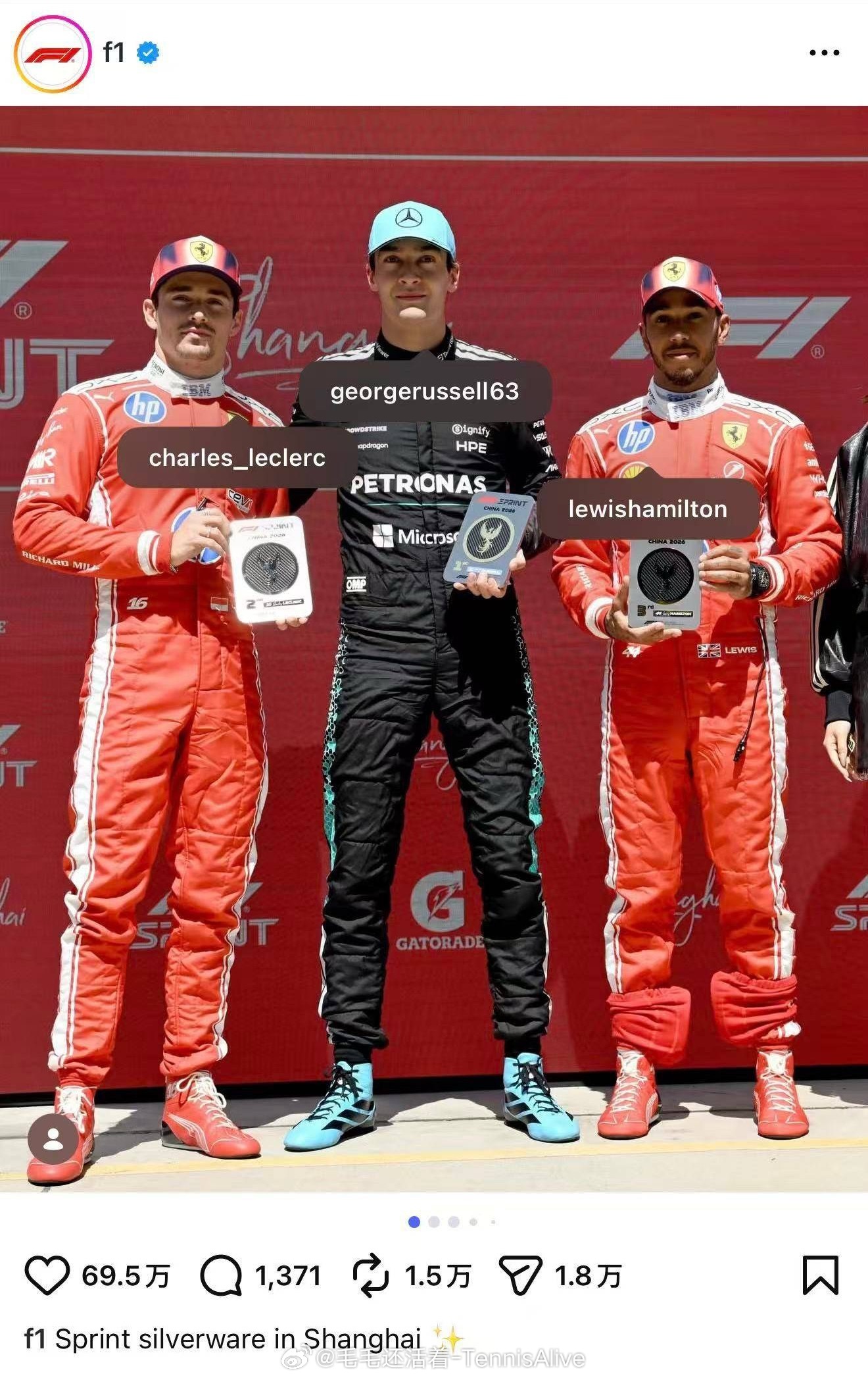 吴艳妮给拉塞尔颁奖，赛后官方照片把吴艳妮截掉。不过好像也情有可原，毕竟三位是主角