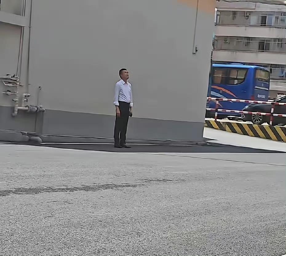 广东宏远老板陈总最近估计压力有点大！
在这个休赛期广东宏远人员调整有点大，主教练