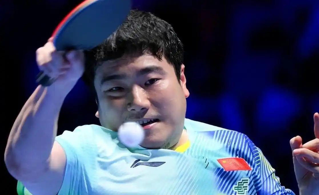 据队内消息，4 月 18 日训练课后，梁靖崑被拍到走路一瘸一拐，右腿明显不敢发力