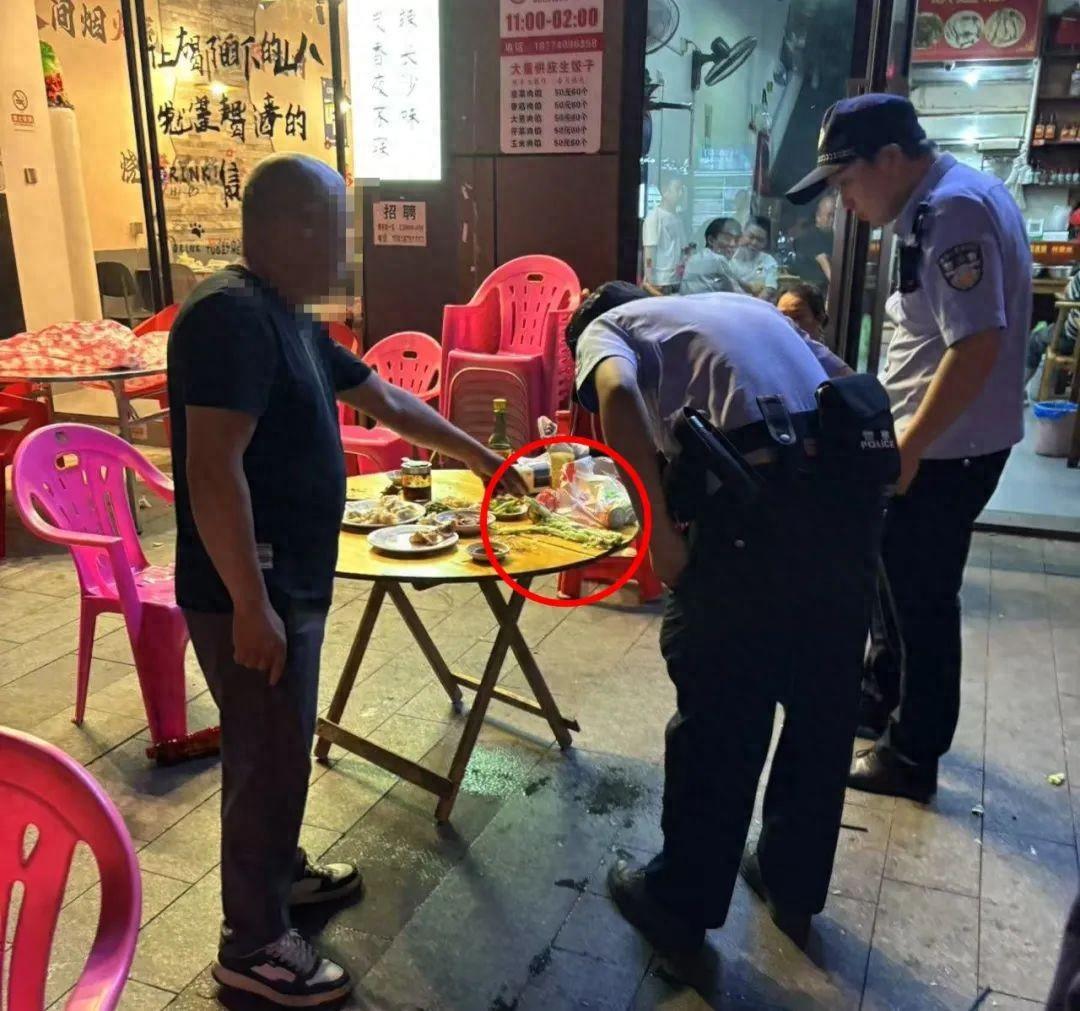“必须严惩！”2025年5月，湖南长沙，一男子与朋友在一家餐饮店门口吃宵夜时，天