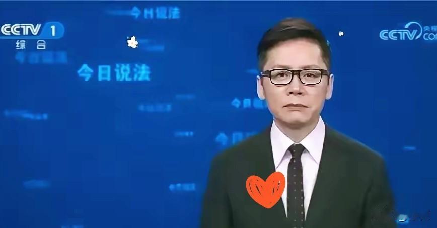 李晓东从央视离职后，
今天在西安街头被拍到，
穿着普通卫衣，手里拎俩塑料袋，里边