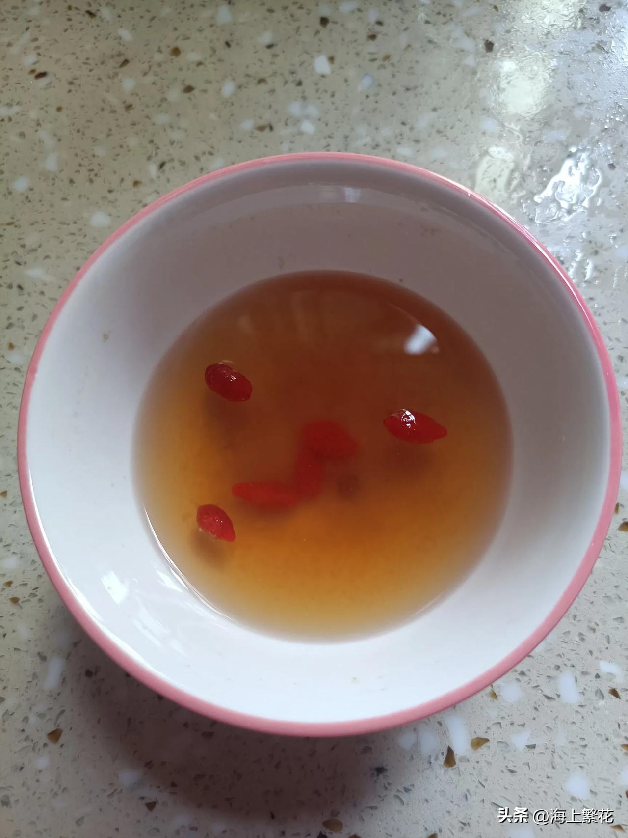 都说中年妇女一定要会保养，要不然会老的很快！当归黄芪茶泡起来，不知道要喝多久才能