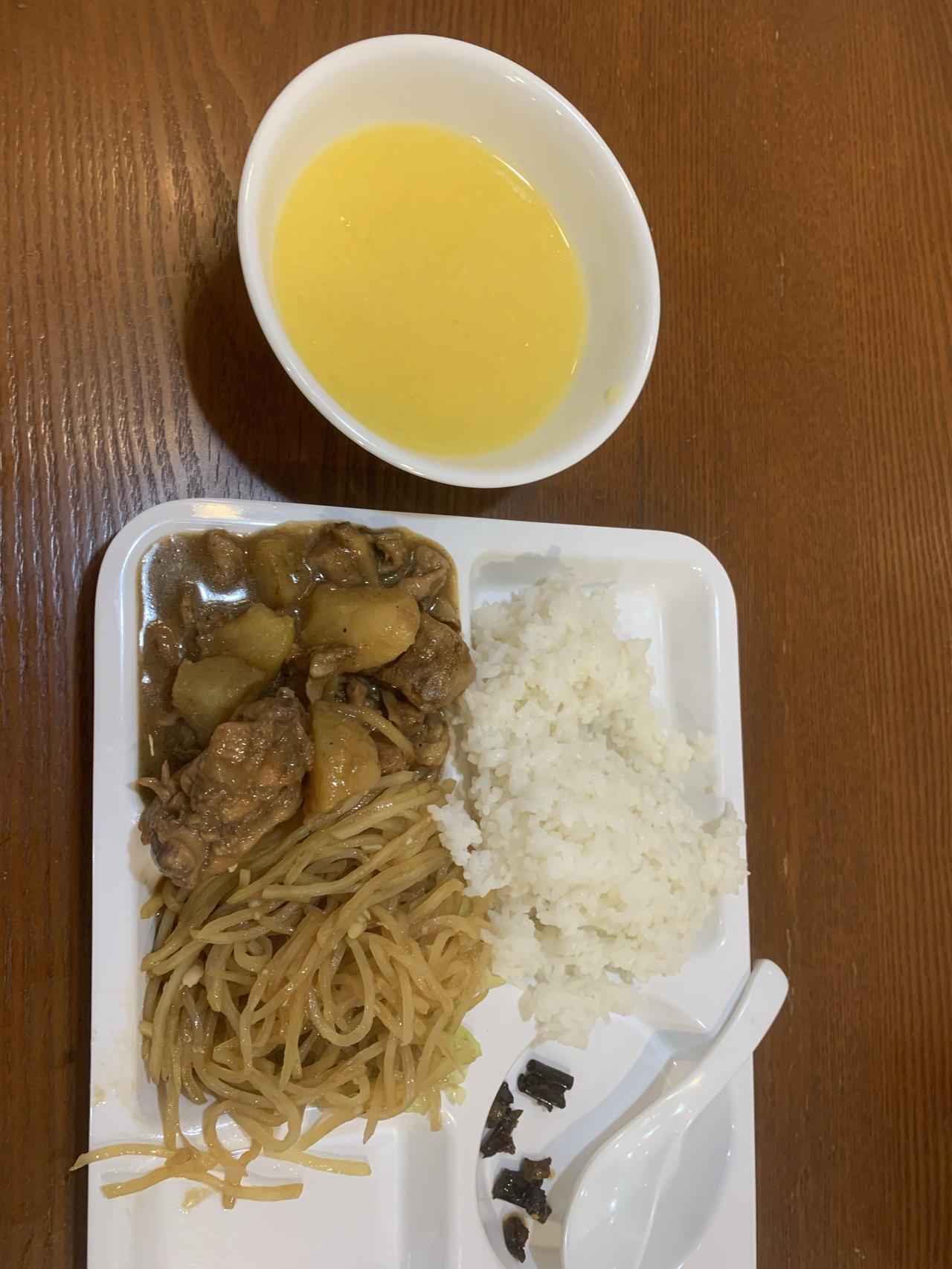 这几天天气热，不愿意在家做饭，就去社区食堂吃饭，16元，一荤一素，也可以一荤一素