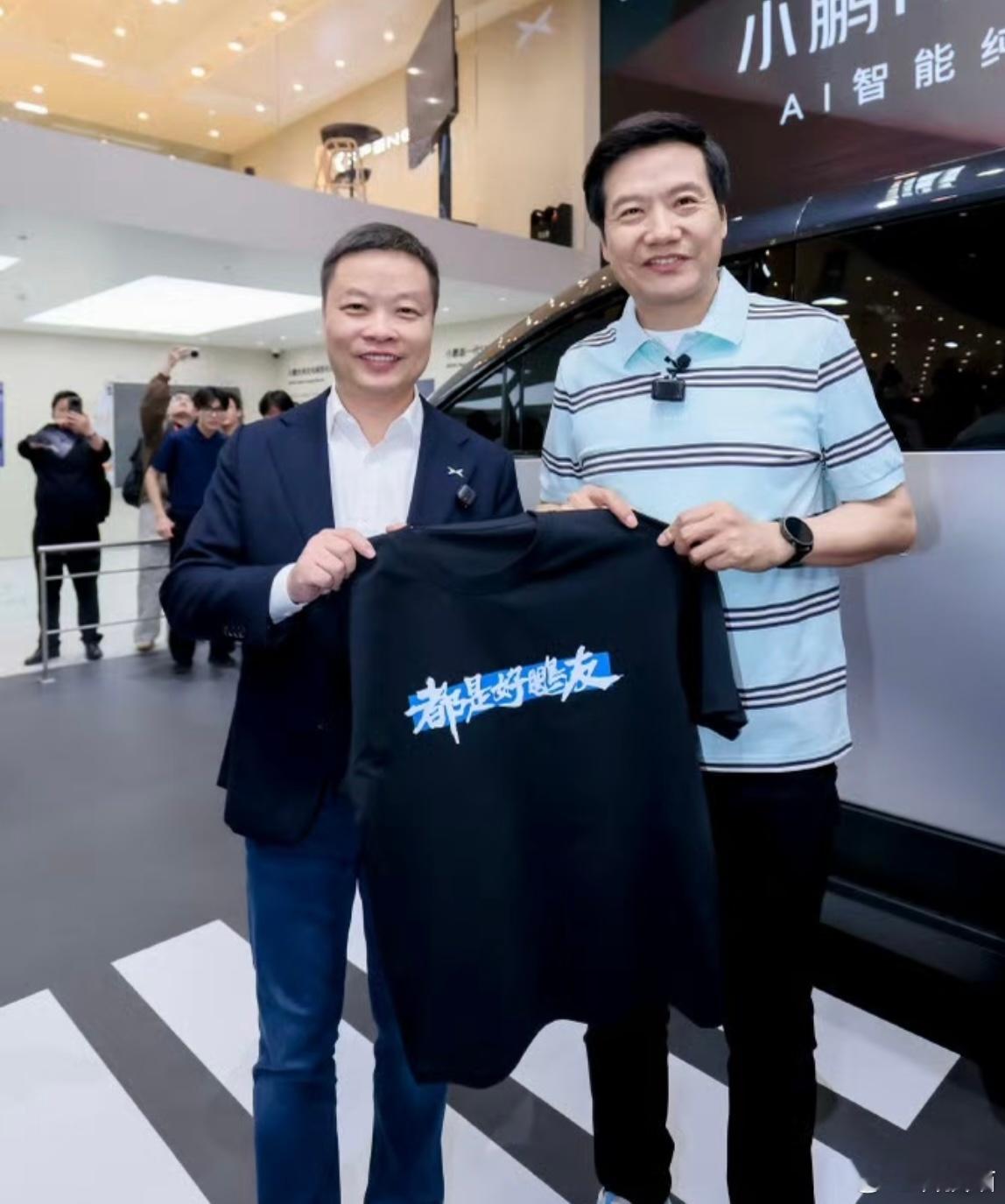 北京车展，雷军送友商T恤送比亚迪王传福：在一起，才是中国汽车送小鹏何小鹏：都是好