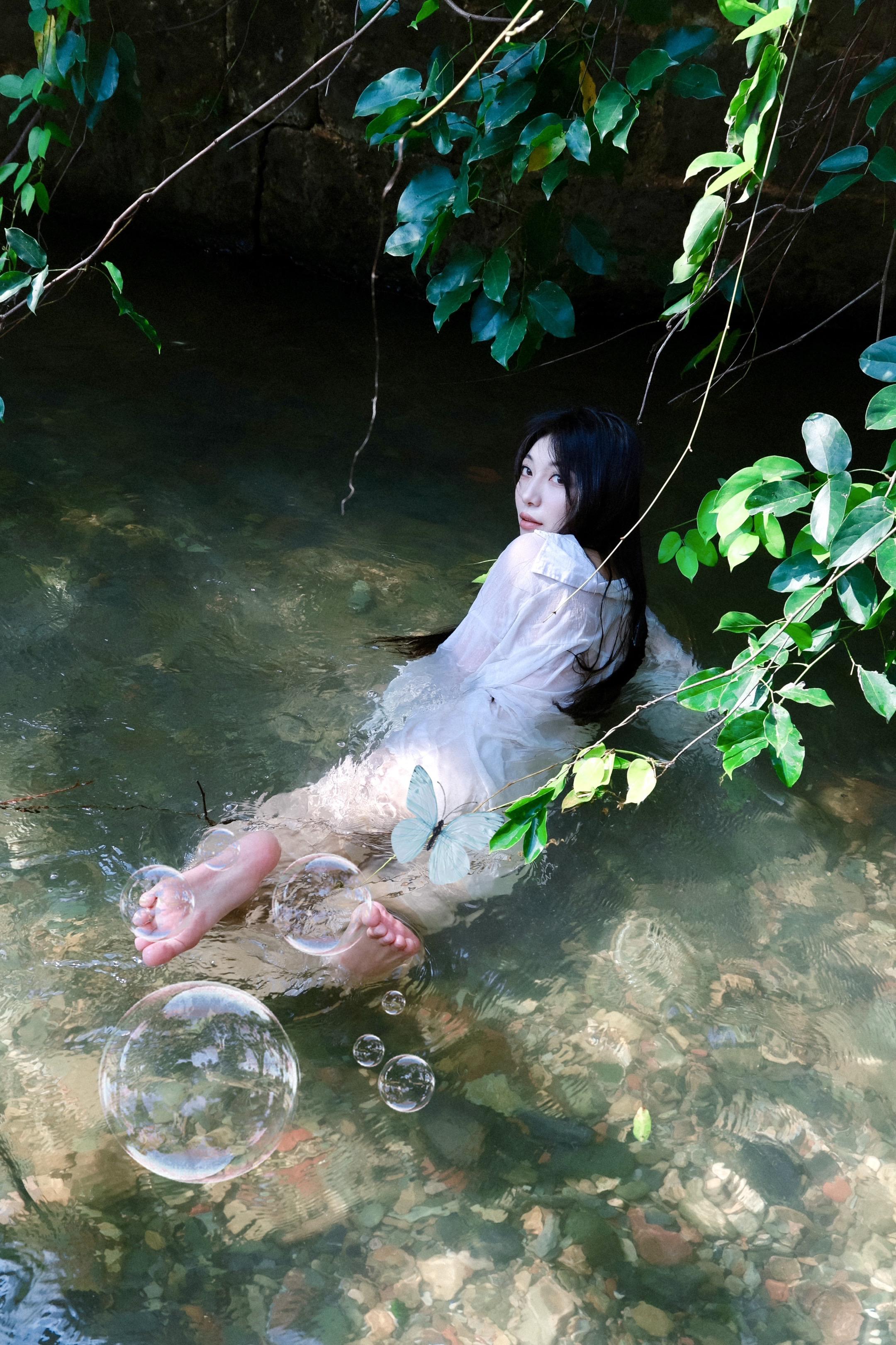 阳光明媚｜感受湿润夏天的氛围感。《少女户外水里拍照》 模特