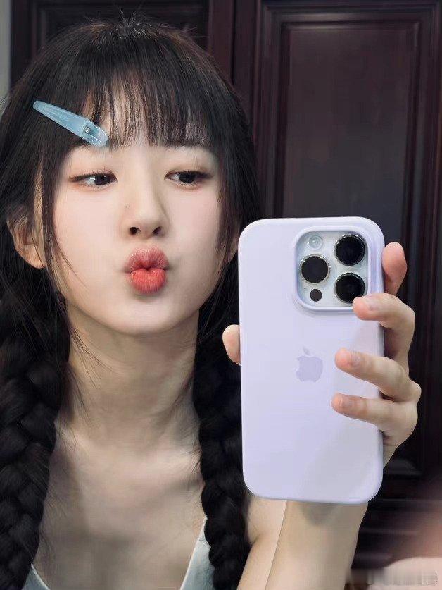 .赵露思真的是格外喜欢嘟嘴啊[允悲] ​​​