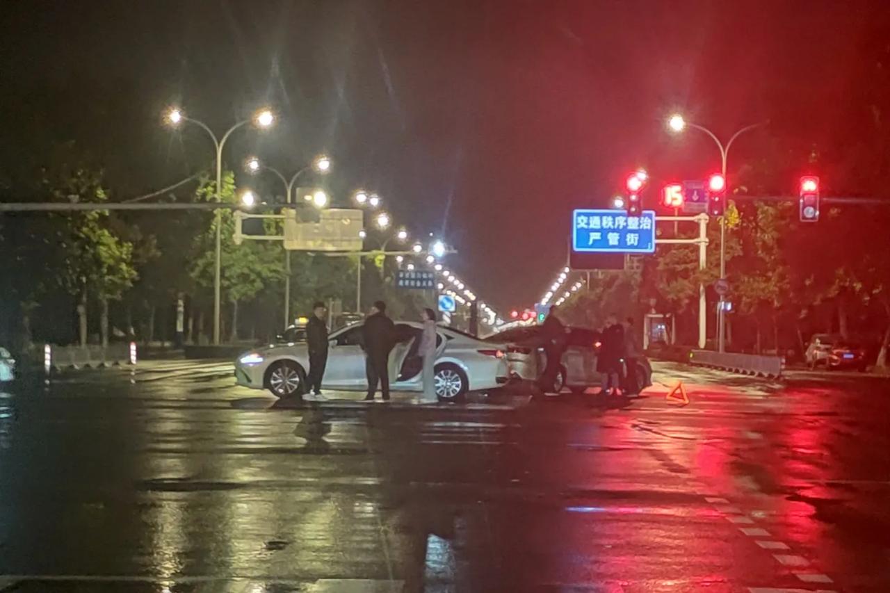 大晚上的，走不成了！
雨夜开车更要注意慢行。
#邢台#