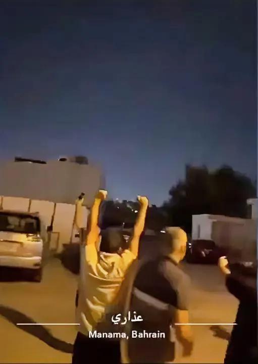 美军基地被炸，巴林民众欢呼！
 视频里美军巴林第5舰队基地遇袭，当地民众公开欢呼
