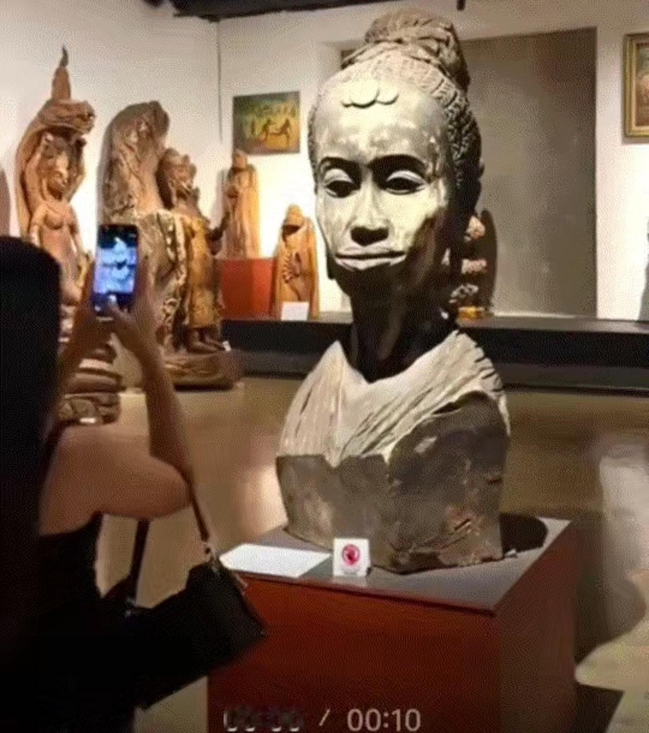 千年古雕像撞脸现代女生！五官神态高度重合，堪称跨越时空的复刻

万万没有想到，女