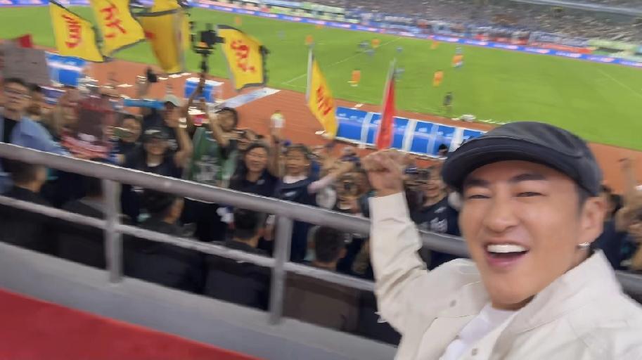 何润东真的是给老一辈演员争脸了！

脱了戏服，就是热爱球赛的帅气大叔模样，笑容满