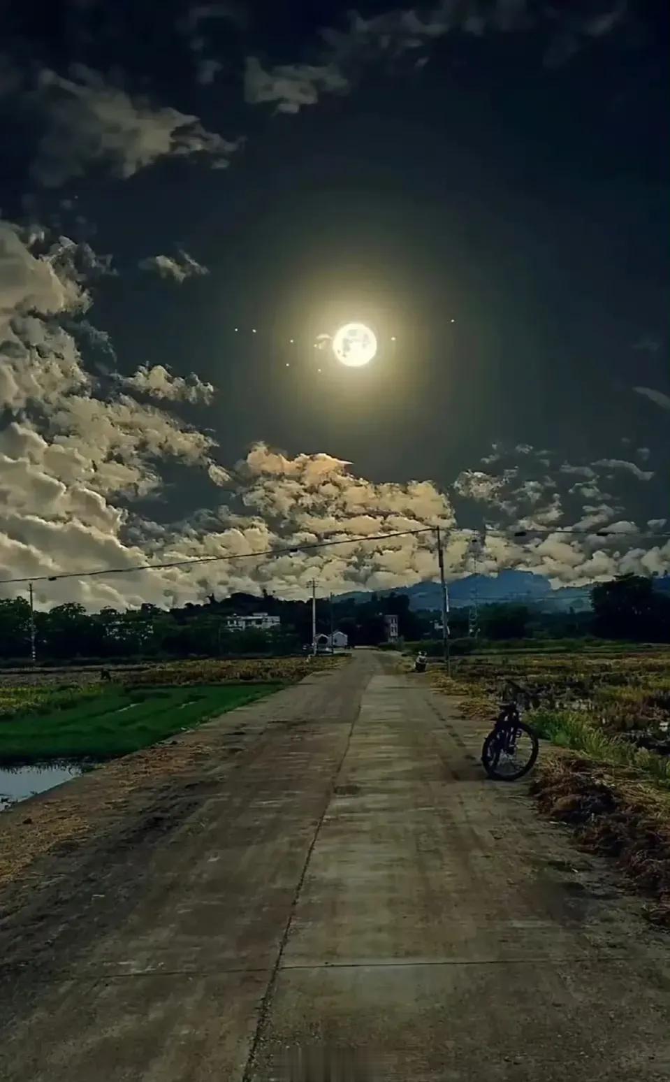 据说老一辈小时候的夜晚就是这样的，出门都不用手电筒…是真的吗？ ​​​