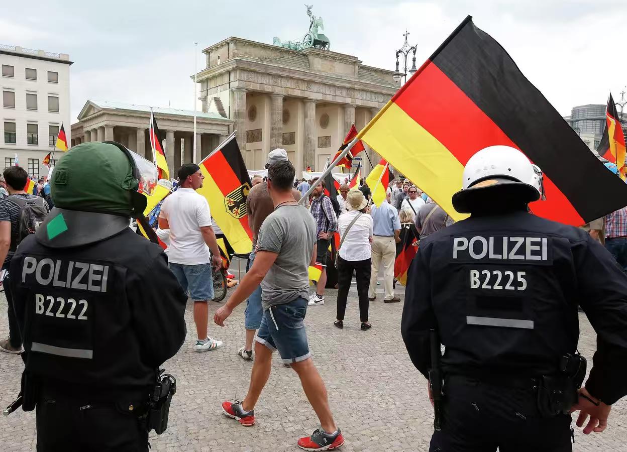 【在德国首都柏林，8名警察在抗议活动中受伤】
柏林时间2025年12月14日，德