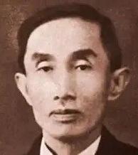 1952年，"一代船王"卢作孚在家里吞服了大量安眠药后，决绝地离开了这个世界。他