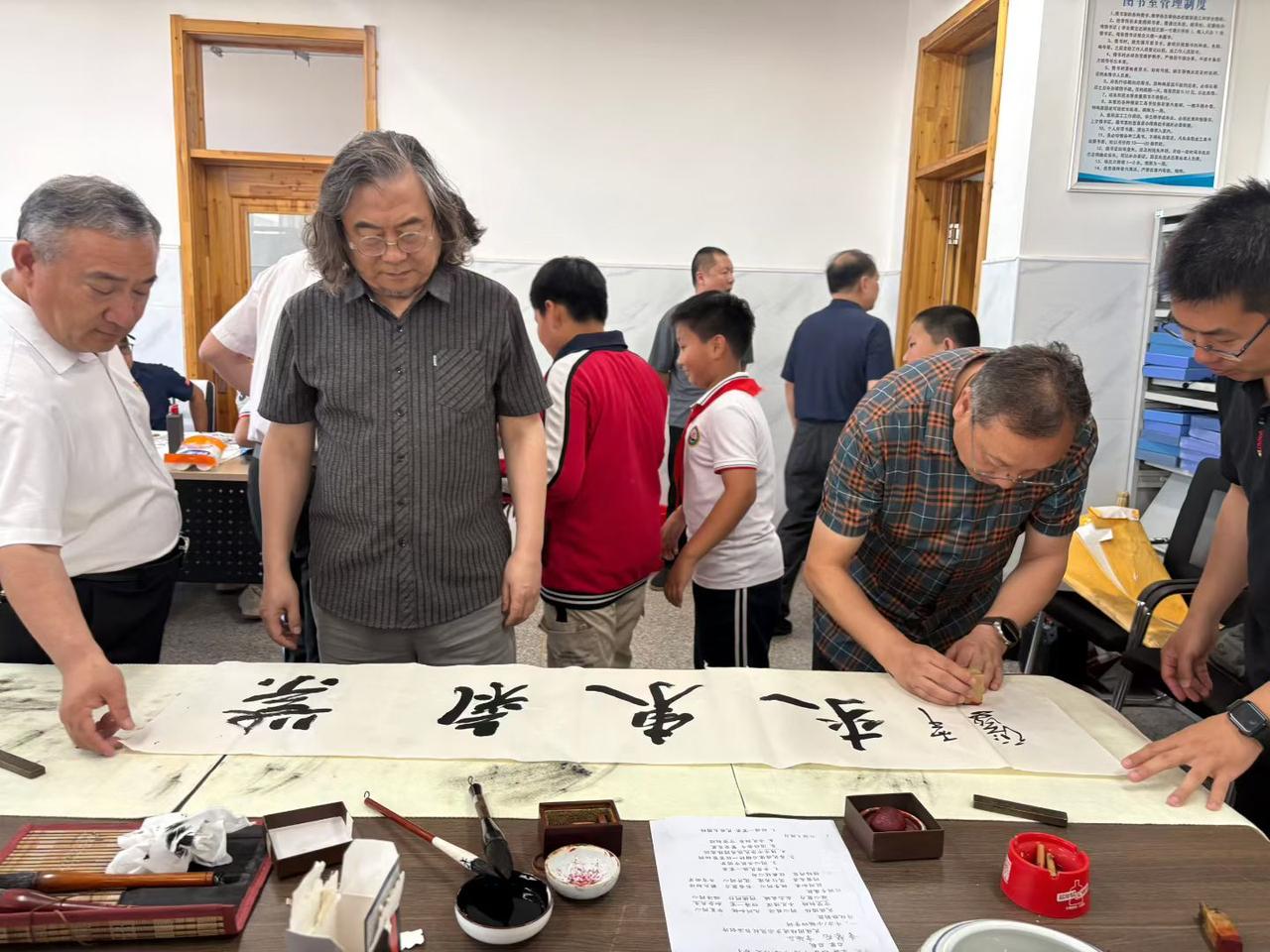六一儿童节，书画进校园。以墨传情，以画育人，愿孩子们眼里有光，笔下有山河！