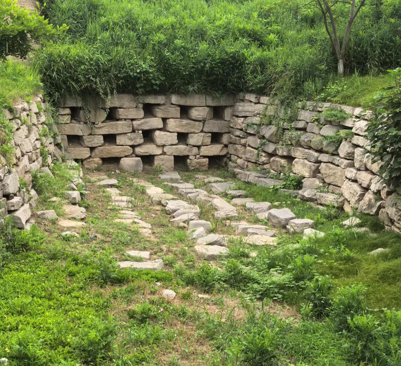 你知道这是古代城市建筑史上的奇迹吗？它是古代临淄城的排水道口，既能排水，又可御敌