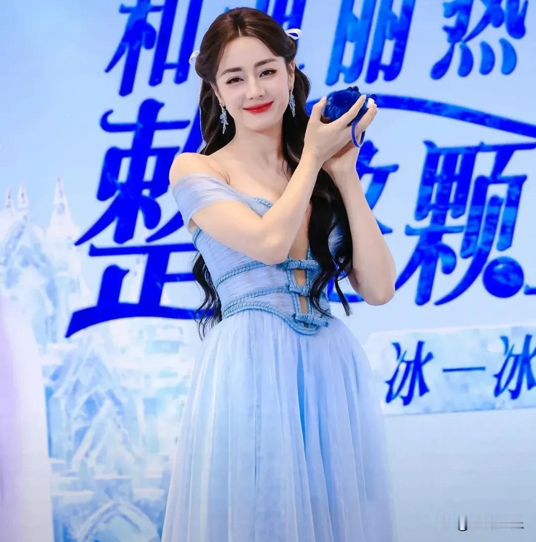 7月5日，迪丽热巴意外冲上热搜！
起因竟是她深V开到腰全程捂胸！西安活动又美又尬