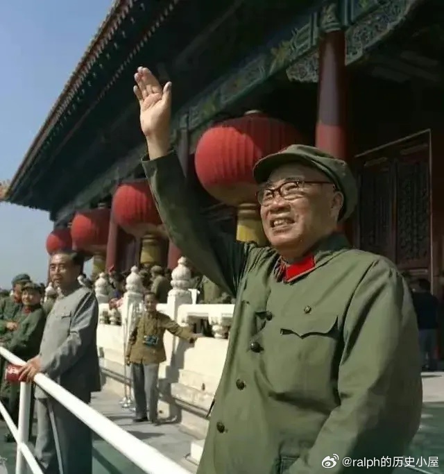 1966年10月1日朱德在天安门城楼历史影像
