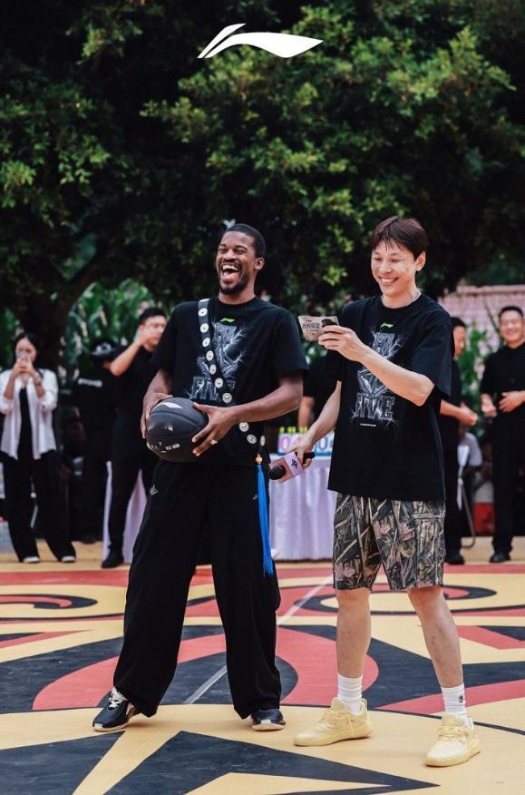 硬汉巴特勒中国行，体验传统文化传递爱心。这是中国人民的老朋友了！
    NBA