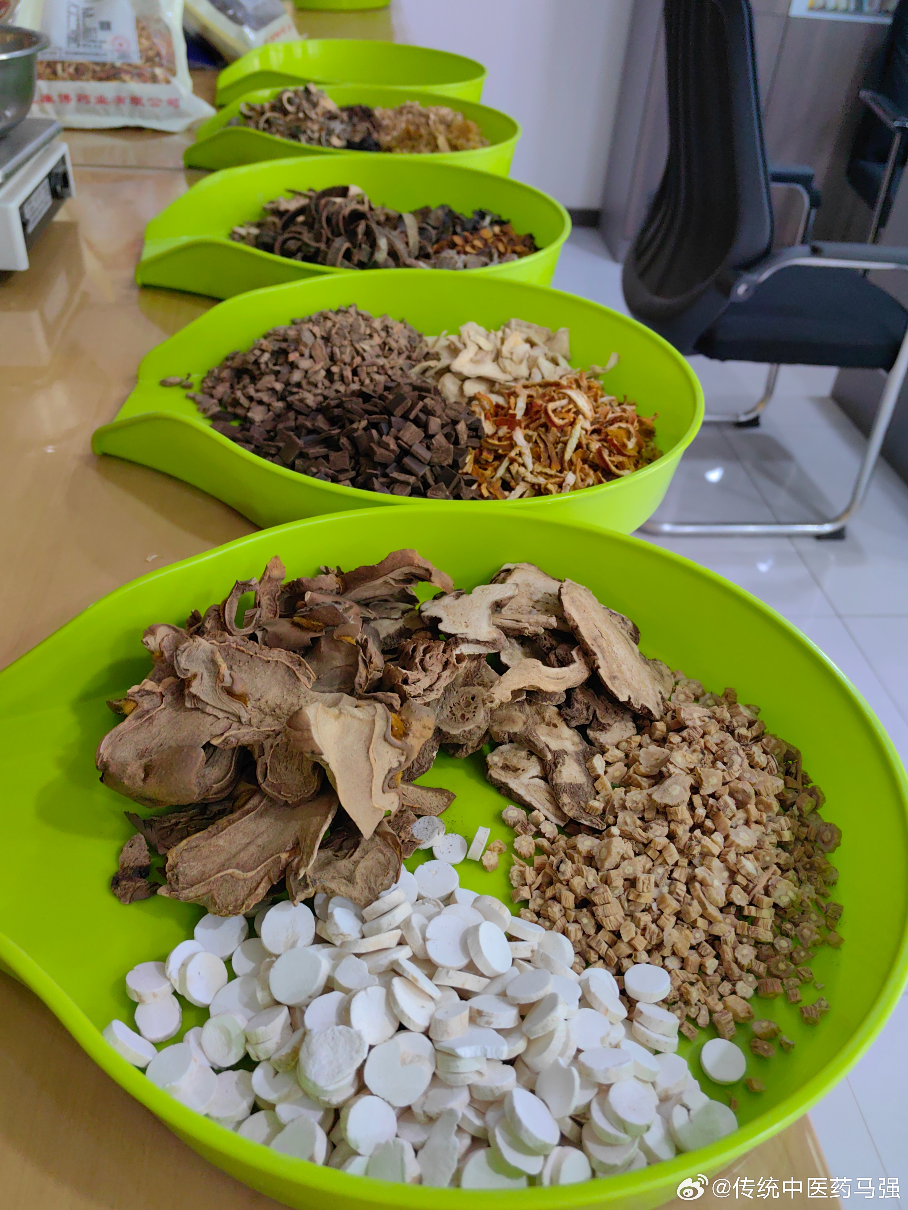 傍晚的风还是那样慢悠悠，吹过窗沿，掀起了半页旧书。桌上那杯温水，晾得刚刚好，就像