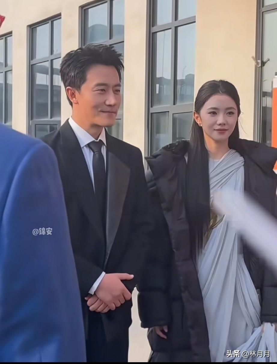 黄轩给人的感觉真的说不出来，你说他帅吧，又没有太帅，但是他的气质真的让人着迷，你