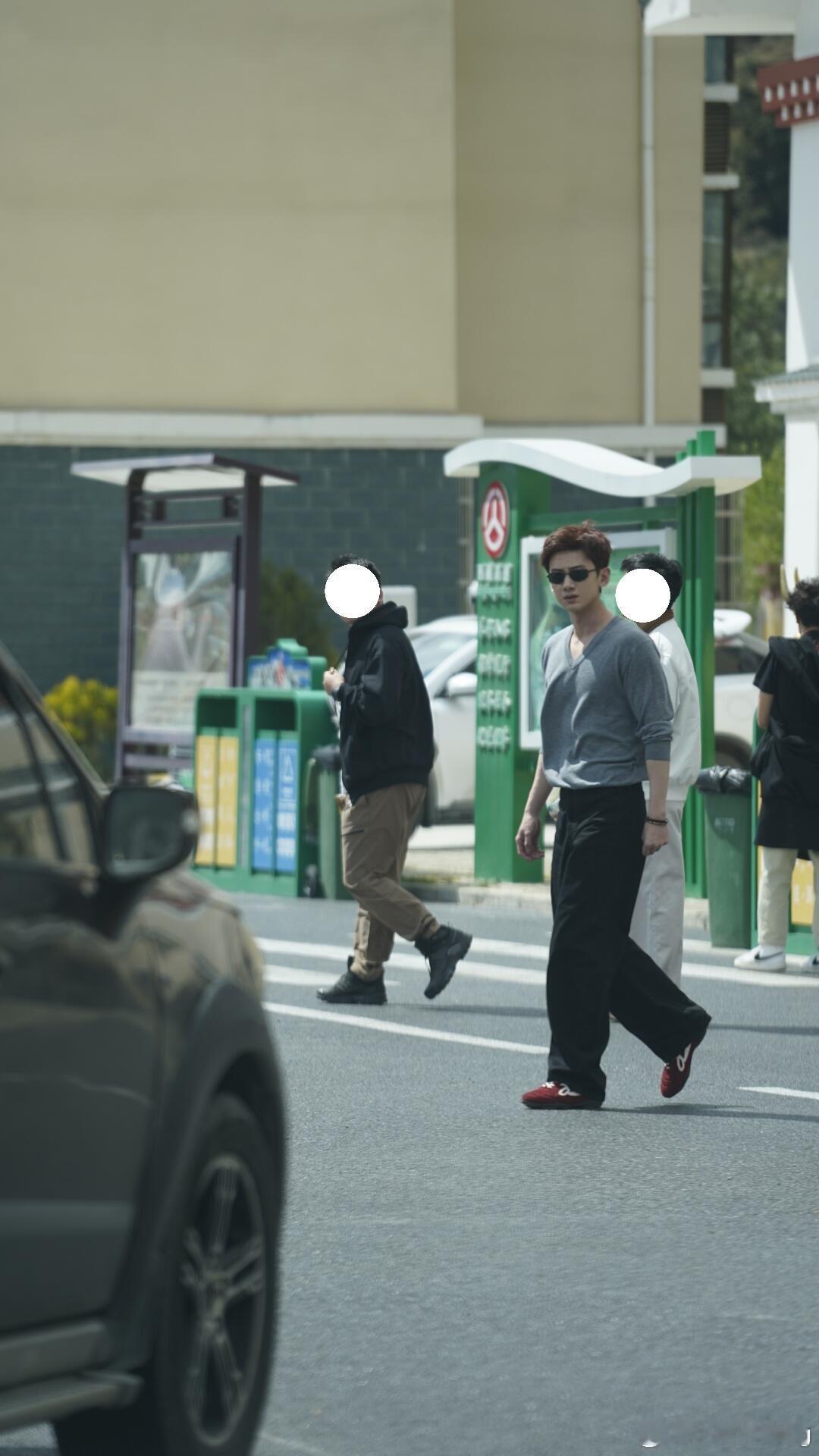 白敬亭小路透帅成这样感觉本尊都要自己截图保存的程度，这个身材比例真的很绝白敬亭｜