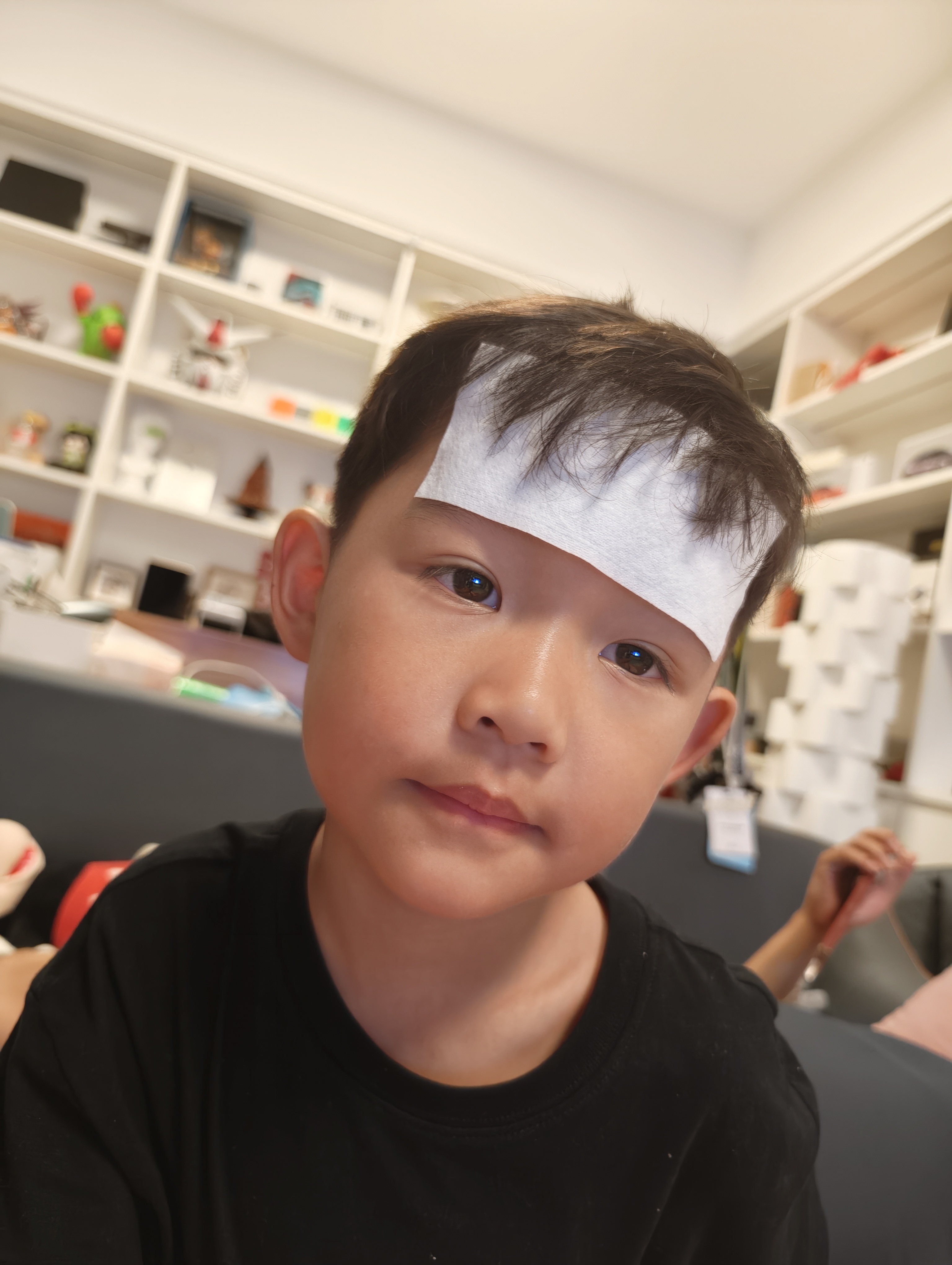 臭小子，半夜身体发烫，发烧了。一直喊喊不醒。害怕他烧迷糊。果断拉他起来打游戏，喝