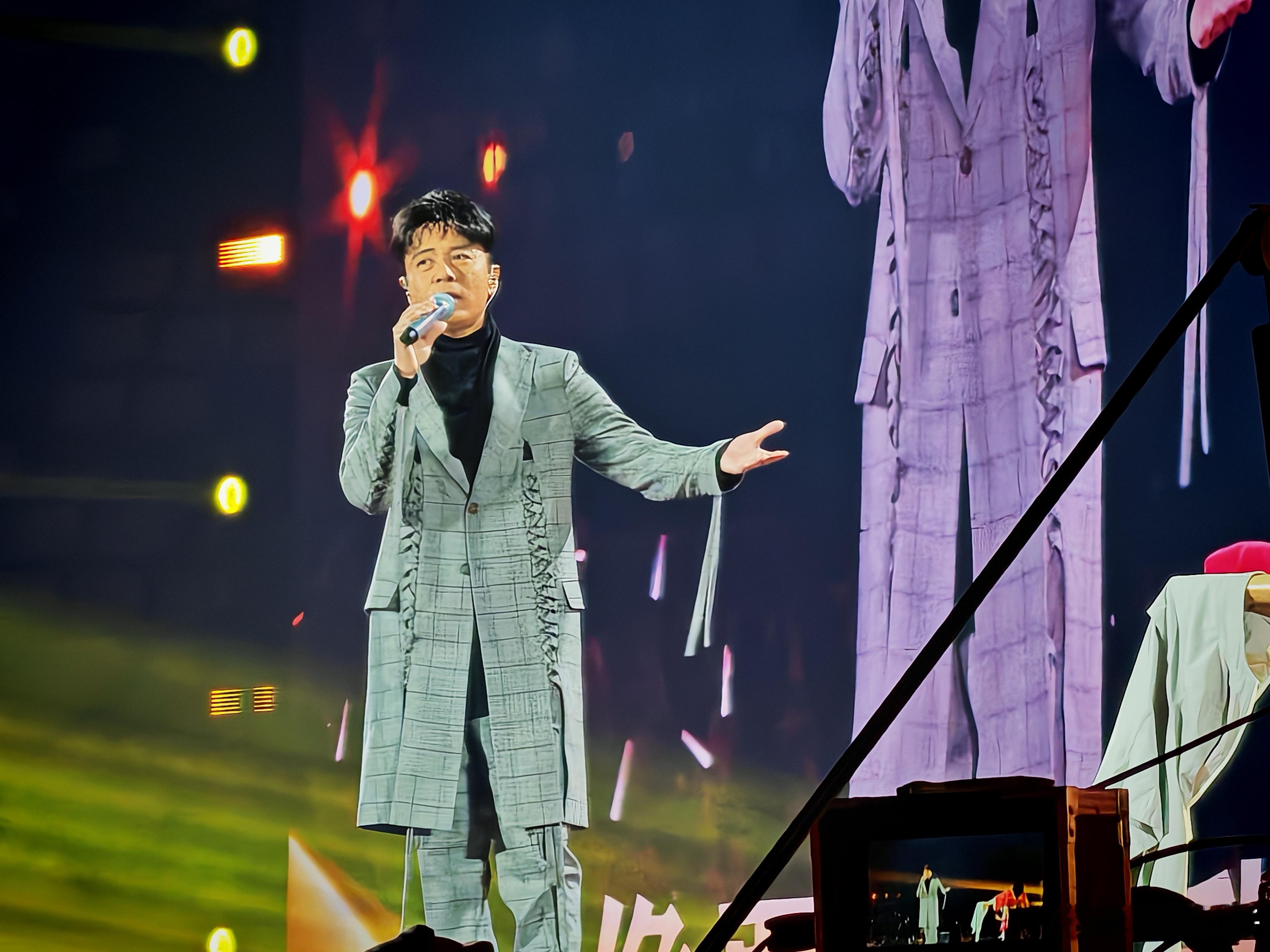 苏州奥体中心的灯光亮起时，没人会想到这是一场科技企业的年会，一众明星，萧敬腾、毛