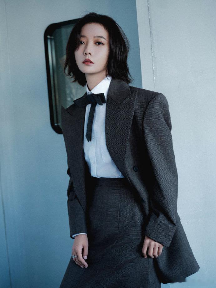 12年金鸡奖见证，王珞丹以殊荣为尺，不断前行，角色多变，演技在线，未来继续闪耀！