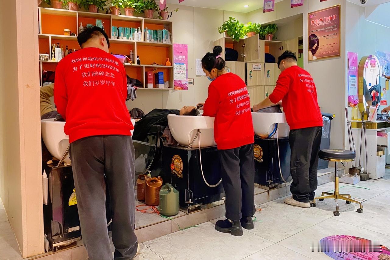 春节前排队时间最长，最卷的是什么？

“今天还能下班吗？”
“肯定得下班啊，只是